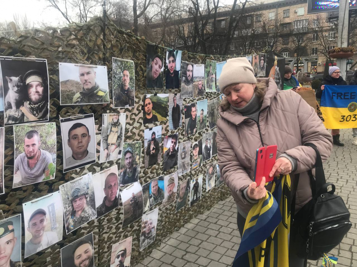 Стіл з пустими стільцями — у центрі Запоріжжя родини військовополонених нагадали про свій біль