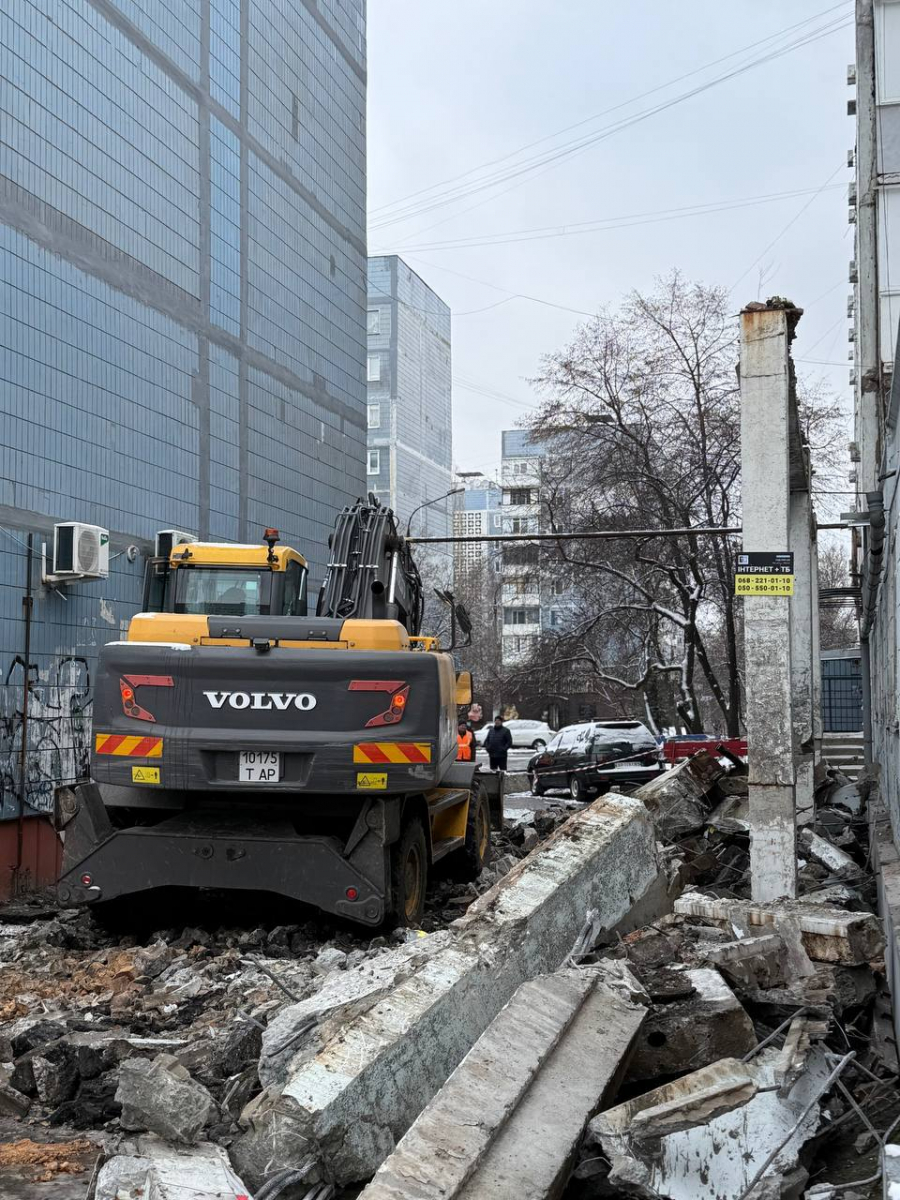 Прибрали аварійну арку та засипали погреби: в спальному районі Запоріжжя ліквідували небезпечні об'єкти (фото)