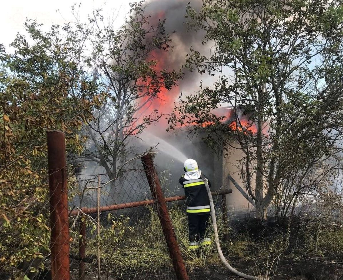 Через загоряння трави на дачах у Запорізькому районі згоріло вісім господарчих споруд - фото