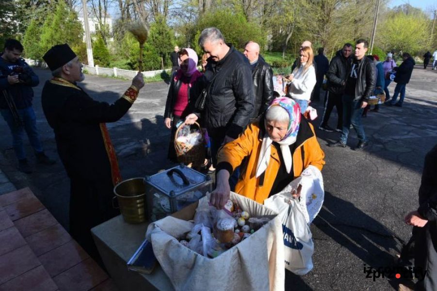 Запоріжці на Великдень йдуть до храмів слухати Боже слово та святити пасхальну їжу