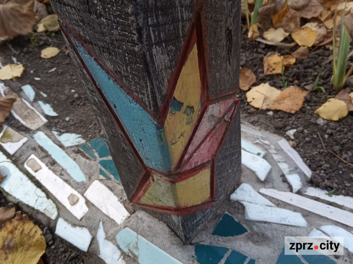 Казковий какаду, метелик і черепаха - запоріжець створив біля зупинки незвичайну зону (фото)