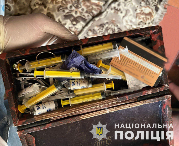 Кримінальна гостинність: мешканка Запоріжжя організувала у себе вдома наркопритон