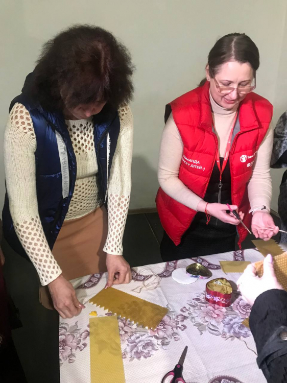 У Запоріжжі майстриня вчила робити свічку для гарного настрою