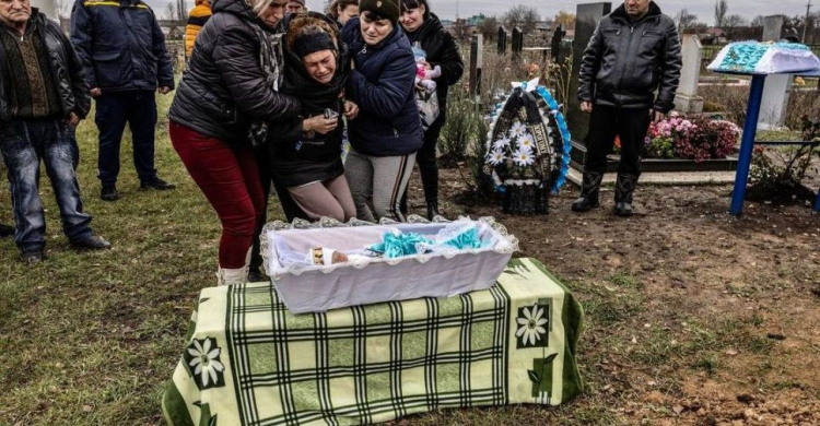 Біля маленького гробу мати у відчаю: на Запоріжжі поховали немовля, якого вбила російська ракета