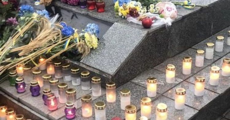 У Запоріжжі біля пам"ятника запалювали  свічки