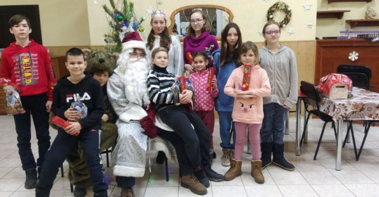 Волонтери «Запоріжсталі» привітали дітей-переселенців з новорічними святами