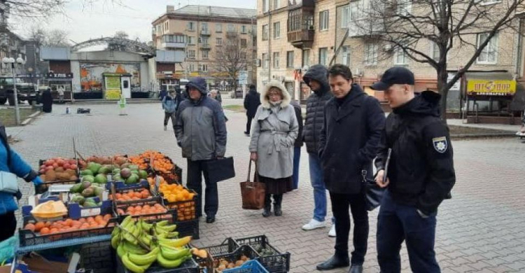 У центрі Запоріжжя на "стометрівці" незаконно торгували екзотичними фруктами - фото