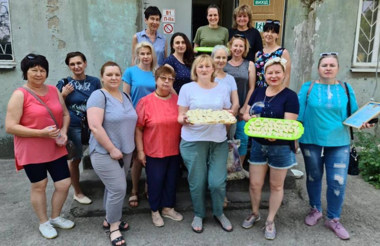 Запоріжанки ліпили вареники для поранених з любов’ю і надією на перемогу