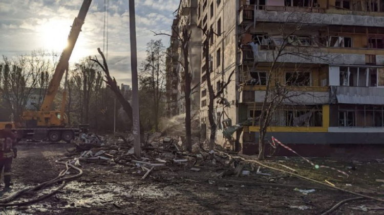 Вночі Запоріжжя знову зазнало масованого ракетного обстрілу -  зруйновано під'їзд дев'ятиповерхового будинку, загинуло 12 людей