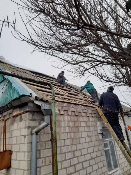 У Запоріжжі комунальники відновлюють приватні будинки, що постраждали від ворожих атак - фото