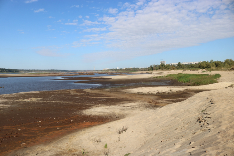 Дніпро міліє: у Запоріжжі дослідили стан води та ґрунтів після підриву Каховської ГЕС