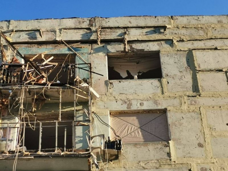 У Запоріжжі продовжують ліквідувати наслідки обстрілів житлових будинків - фото