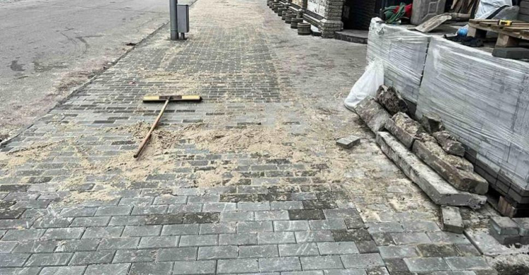 У центрі Запоріжжя замінили плитку на проблемних тротуарах - фото