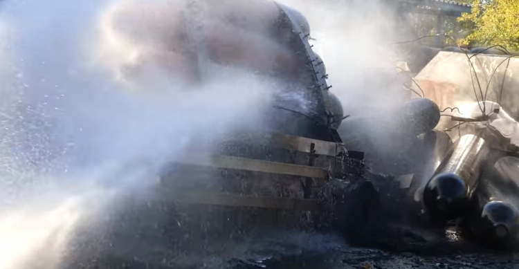 На місці ракетного удару по Запоріжжю запобігли вибуху метану - відео