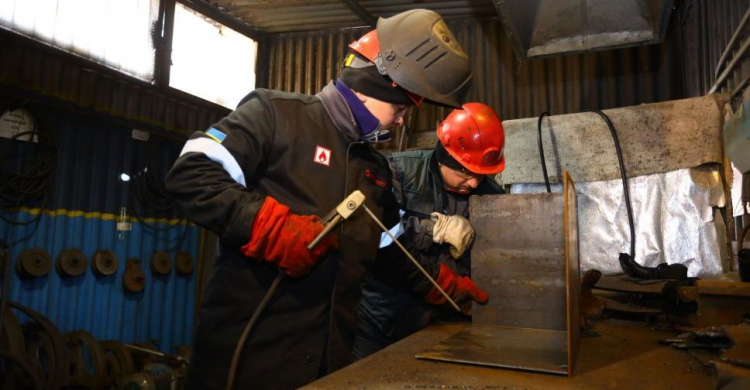 Запорізькі металурги виготовляють буржуйки для військових і жителів прифронтових регіонів
