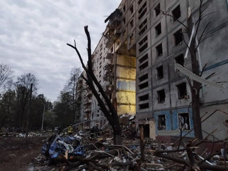 Вночі Запоріжжя знову зазнало масованого ракетного обстрілу - зруйновано під'їзд дев'ятиповерхового будинку, загинуло 12 людей