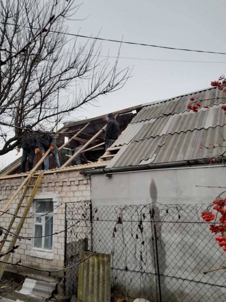 У Запоріжжі комунальники відновлюють приватні будинки, що постраждали від ворожих атак - фото