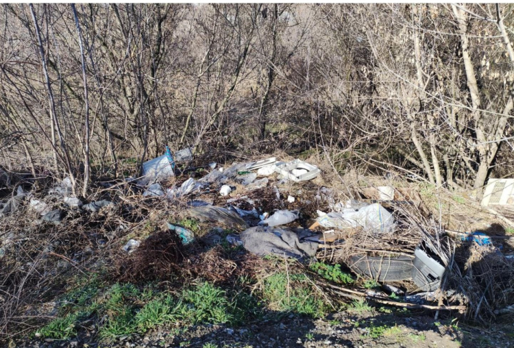 У Запоріжжі прибрали сміття на березі річки біля цвинтаря - фото
