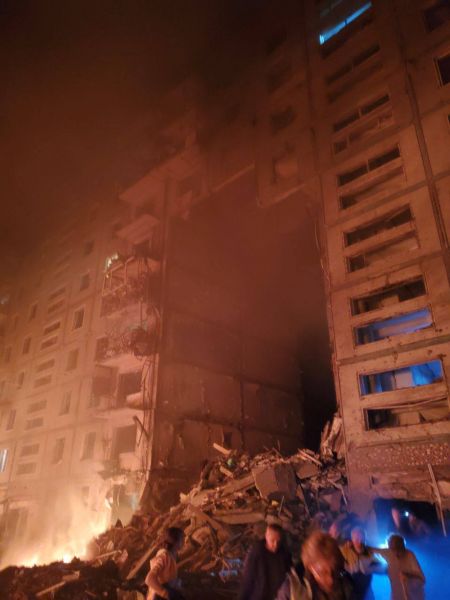 Володимир Зеленський опублікував фото страшних наслідків нічного обстрілу Запоріжжя