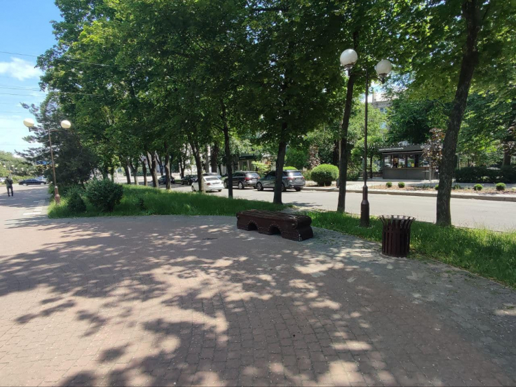 На бульвар у центрі Запоріжжя повернули лавки: фото