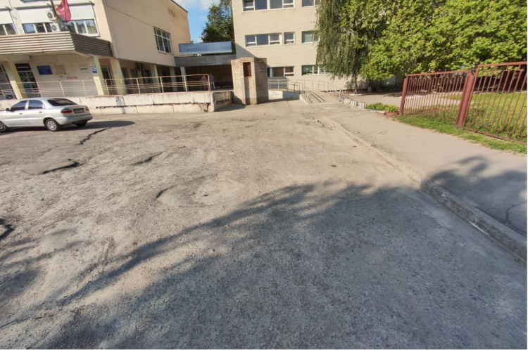 У Запоріжжі відремонтували жахливу дорогу, що веде до дитячої лікарні - фото