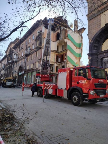 У Запоріжжі продовжують ліквідувати наслідки обстрілів житлових будинків - фото