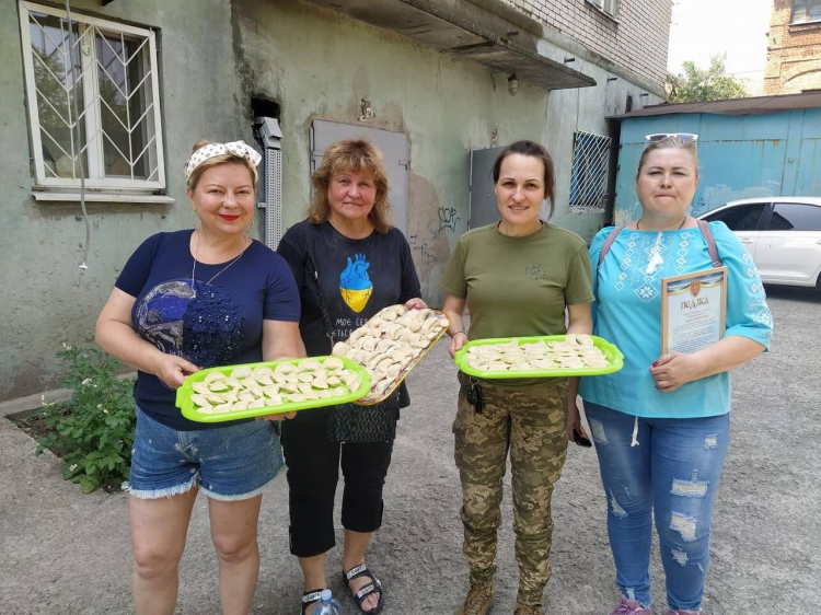 Запоріжанки ліпили вареники для поранених з любов’ю і надією на перемогу
