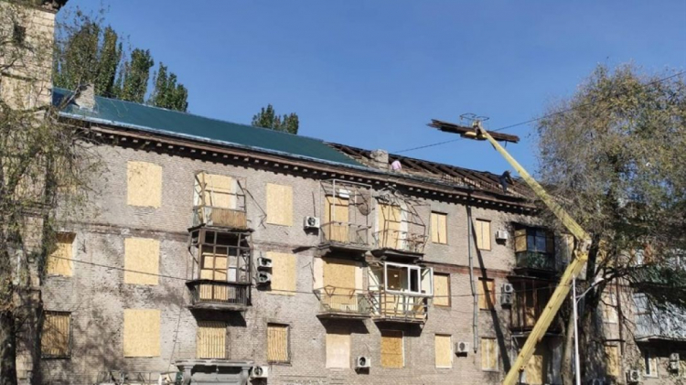 У Запоріжжі продовжують ліквідувати наслідки обстрілів житлових будинків - фото