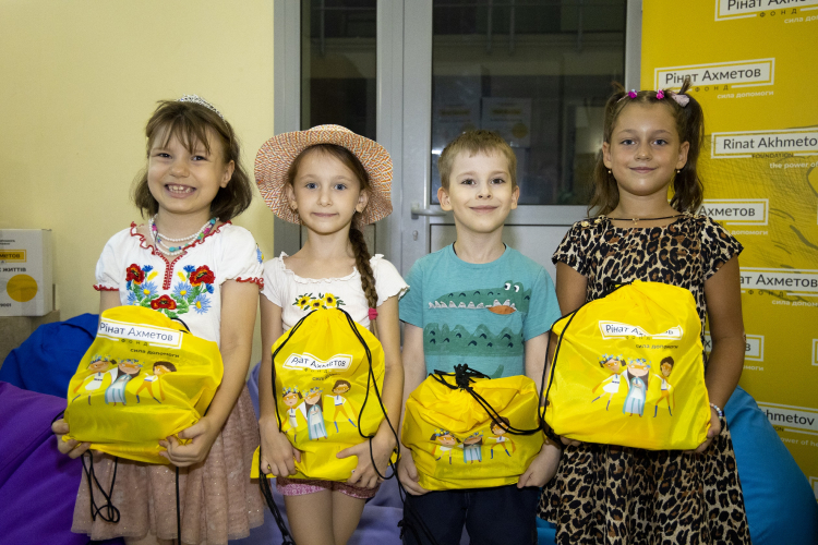Фонд Ріната Ахметова забезпечив дітей-переселенців, що йдуть у перший клас, канцелярськими наборами